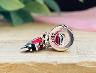 Charm Moto Roja con Casco - Plata