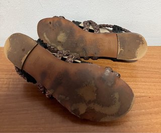 Sandalias planas Bimba y Lola doradas y negras