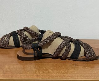 Sandalias planas Bimba y Lola doradas y negras