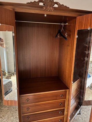 Armadio in legno a 6 ante