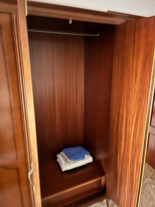 Armadio in legno a 6 ante