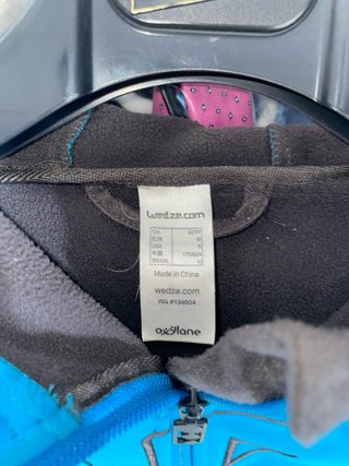 Chaqueta con capucha y logo