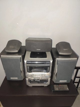 Minicadena Aiwa con altavoces y mando