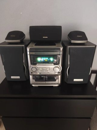 Minicadena Aiwa con altavoces y mando