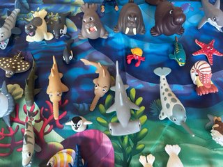 Caja con 80 animales marinos
