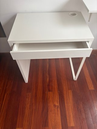 Escritorio blanco con cajón