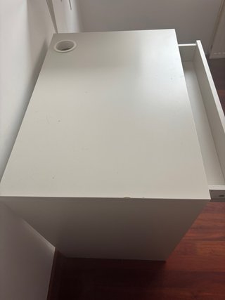 Escritorio blanco con cajón