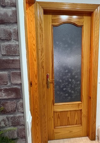 Puerta de madera con cristal decorado