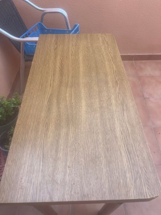 Mesa de madera con cajón