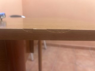 Mesa de madera con cajón