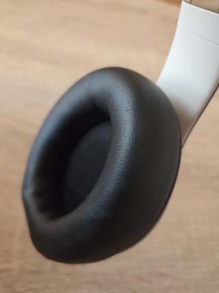 Beats Studio Pro Negro oro