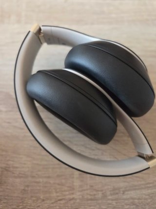 Beats Studio Pro Negro oro