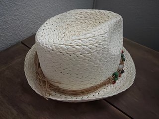 Sombrero de paja con adornos de colores.