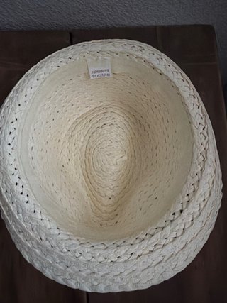 Sombrero de paja con adornos de colores.