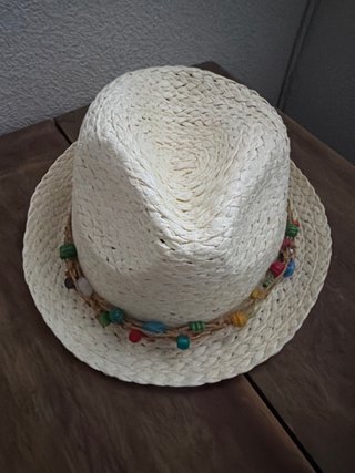 Sombrero de paja con adornos de colores.