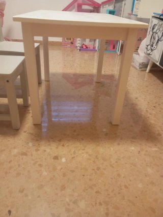 Mesa gris perla y 2 Sillas de madera gris de Ikea.