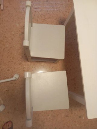 Mesa gris perla y 2 Sillas de madera gris de Ikea.