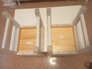 Mesa gris perla y 2 Sillas de madera gris de Ikea.