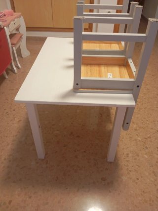 Mesa gris perla y 2 Sillas de madera gris de Ikea.