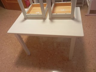 Mesa gris perla y 2 Sillas de madera gris de Ikea.