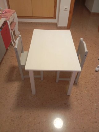 Mesa gris perla y 2 Sillas de madera gris de Ikea.