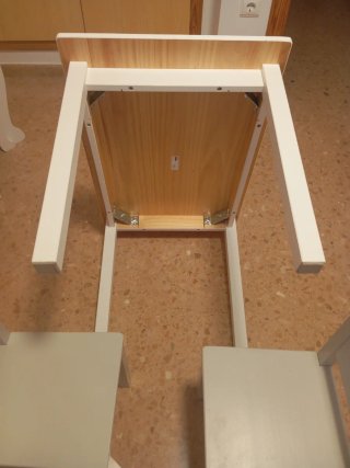Mesa gris perla y 2 Sillas de madera gris de Ikea.
