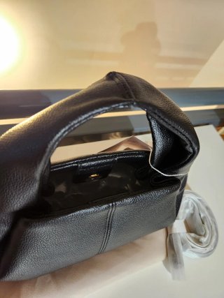 Bolso Negro, sin marca, con correa larga. Nuevo.