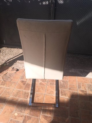 Sillas Beige y Plateadas