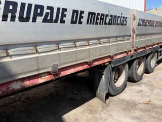 Semirremolque maderero lateral bajo