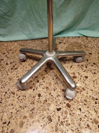 Reposabrazos sanitario con ruedas