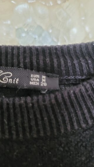Sudadera negra con estampado floral