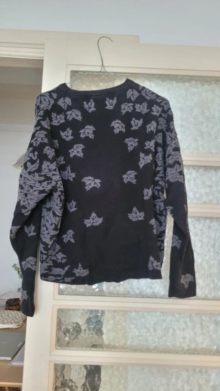 Sudadera negra con estampado floral
