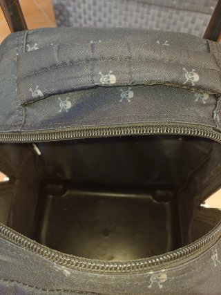 Mochila de ruedas negra con calaveras marca safta