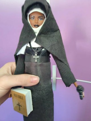 Muñeca Monja barbie disney Whoopi Goldberg mattel