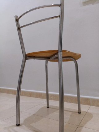 Silla metálica y madera