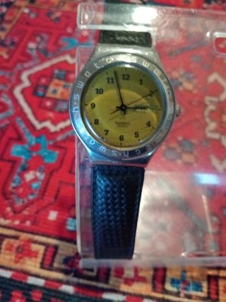 Reloj Swatch Amarillo con Correa Negra