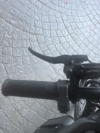 Bici eléctrica con cargador y casco