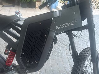 Bici eléctrica con cargador y casco