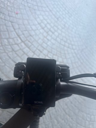 Bici eléctrica con cargador y casco