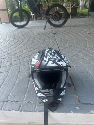 Bici eléctrica con cargador y casco