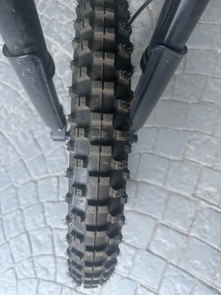 Bici eléctrica con cargador y casco