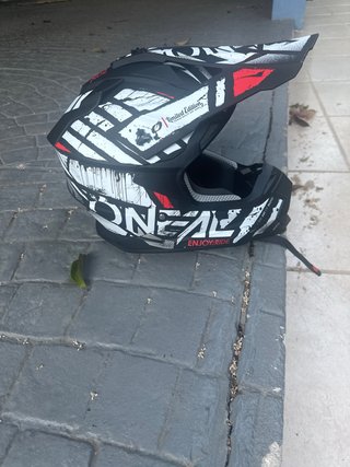 Bici eléctrica con cargador y casco