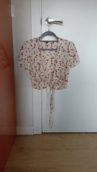 Blusa beige con estampado floral rojo