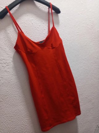 Vestido rojo ajustado con tirantes