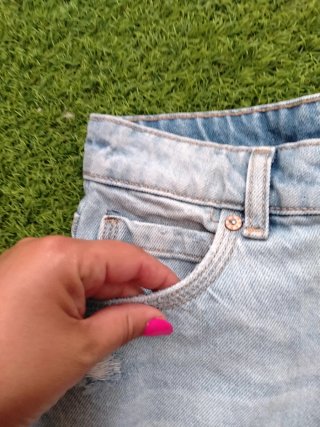 Pantalón corto Bershka desgastado talla 32