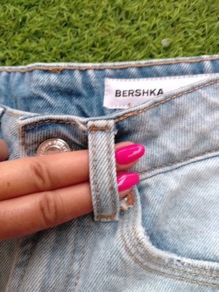 Pantalón corto Bershka desgastado talla 32