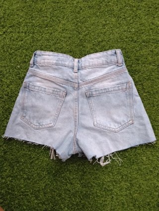 Pantalón corto Bershka desgastado talla 32