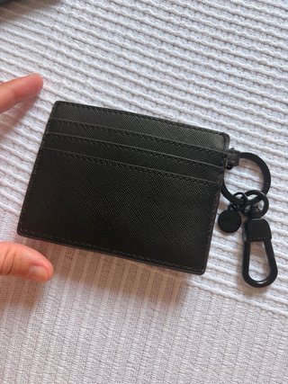 Cartera pequeña Guess negra con llavero