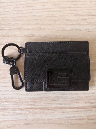 Cartera pequeña Guess negra con llavero