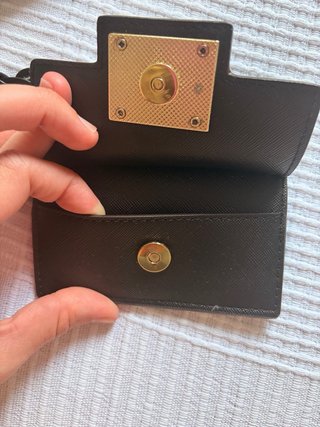 Cartera pequeña Guess negra con llavero